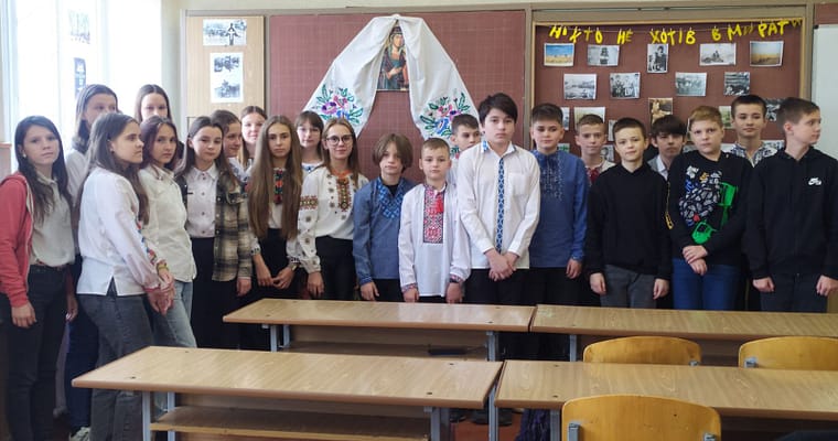 “На вікні свіча догасала…”